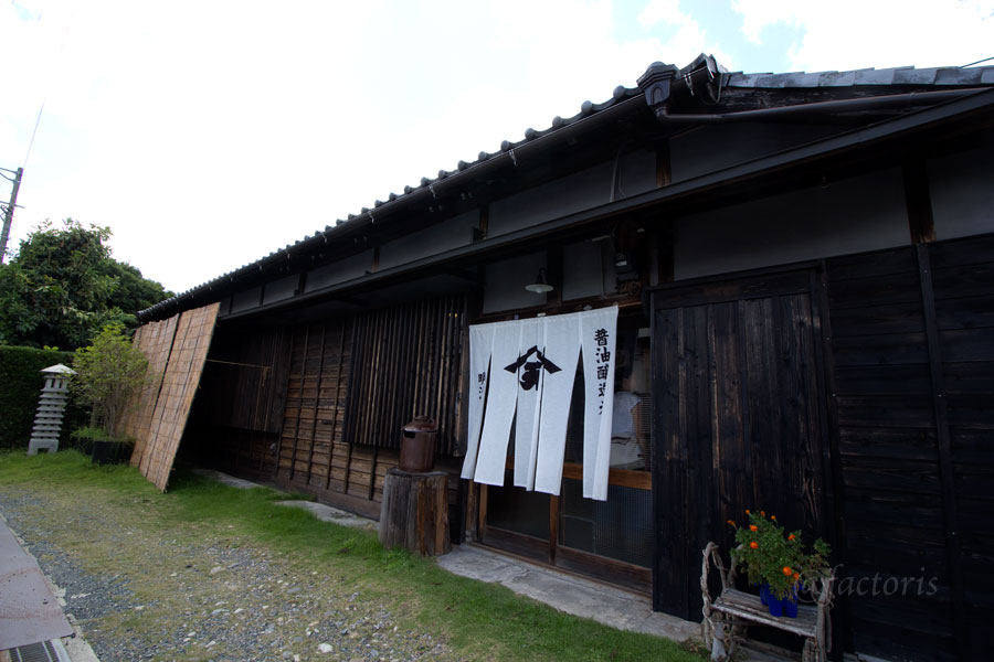 趣のある建物正面入口