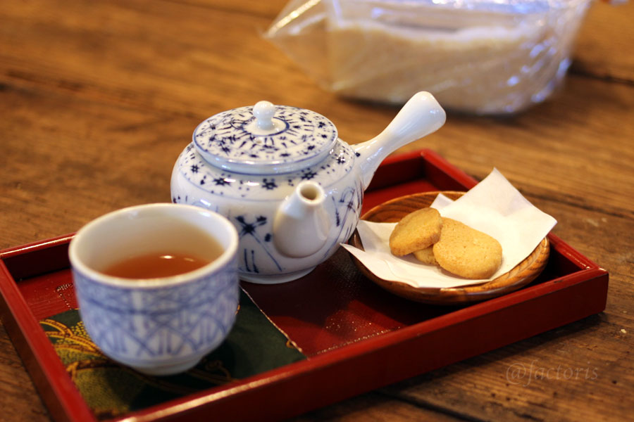 最後にお茶とお菓子をいただく