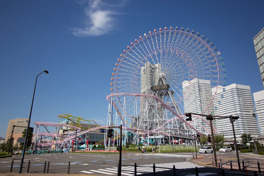 建物前には観覧車があるので目印に