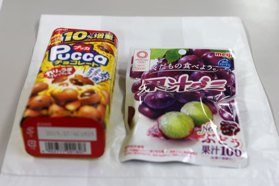 お土産のプッカと果汁グミ